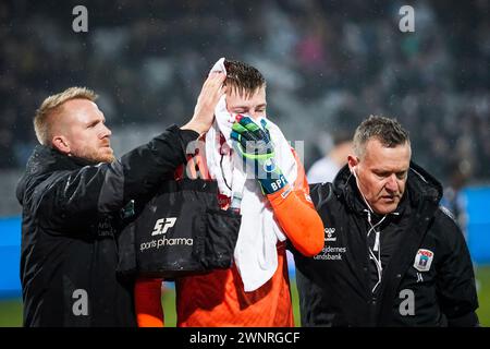 Aarhus, Dänemark. März 2024. Torhüter Bailey Peacock-Farrell (45) von AGF verlässt das Feld mit einer gebrochenen Nase und einem Schädelschnitt während des 3F Superliga-Spiels zwischen Aarhus GF und Odense BK im Ceres Park in Aarhus. (Foto: Gonzales Photo/Alamy Live News Stockfoto