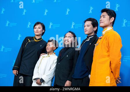 Regisseur Min Bahadur Bham, Schauspieler Thinley Lhamo, Sonam Topden, Tenzin Dalha und Karma Wangyal Gurung während des Photocalls zum Film Shambala anlässlich der 74. Internationale Filmfestspiele Berlin. / Regisseur Min Bahadur Bham, Schauspieler Thinley Lhamo, Sonam Topden, Tenzin Dalha und Karma Wangyal Gurung während des Fotoaufrufs zum Film Shambala anlässlich der 74. Internationalen Filmfestspiele Berlin. Filmregisseur Min Bahadur Bham, die Schauspieler Thinley Lhamo, Sonam Topden, Tenzin Dalha und Karma Wangyal Gurung während des Fotorufs für den Film Shambala ON Stockfoto