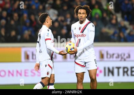 Bergamo, Italien. März 2024. Dan Ndoye (Bologna FC) gab den Ball joshua Zirkzee (Bologna FC) für den Elfmeterschießen beim Spiel Atalanta BC gegen Bologna FC, italienische Fußball-Serie A in Bergamo, Italien, 03. März 2024 Credit: Independent Photo Agency/Alamy Live News Stockfoto