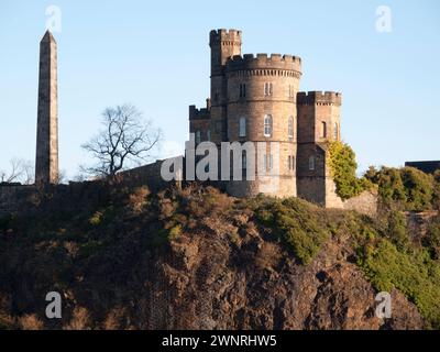 Großbritannien, Schottland, Edinburgh, Calton Park und das Nelson Monument von der Princess Street. Stockfoto