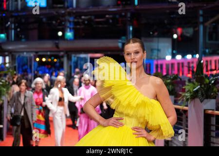 Toni Garrn bei der Ankunft zur Eröffnung der 74. Internationale Filmfrestpiele mit der Premiere des Films Kleinigkeiten wie diese . / Toni Garrn kommt zur Eröffnung des 74. Internationalen Filmfestivals mit der Premiere des Films Small Things Like Things . Momentaufnahme-Fotografie/K.M.Krause *** Toni Garrn kommt zur Eröffnung des 74. Internationalen Filmfestivals mit der Premiere des Films Small Things Like These Toni Garrn kommt zur Eröffnung des 74. Internationalen Filmfestivals mit der Premiere des Films Small Things Like Things this Snapshot Photography K M Krause Stockfoto