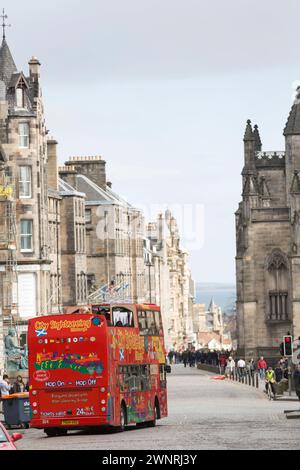 Großbritannien, Schottland, Edinburgh, Touristenbus entlang der Royal Mile. Stockfoto