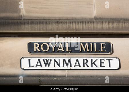 Großbritannien, Schottland, Edinburgh, Lawnmarket und die Beschilderung zur Royal Mile. Stockfoto