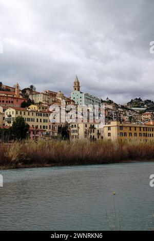 Farbenfrohe Gebäude der historischen Altstadt, Ventimiglia, Italien, auf einem Hügel an der Mündung des Flusses Roja in der Provinz Imperia erbaut. Stockfoto