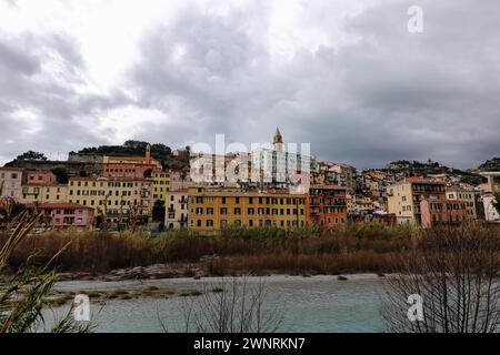 Farbenfrohe Gebäude der historischen Altstadt, Ventimiglia, Italien, auf einem Hügel an der Mündung des Flusses Roja in der Provinz Imperia erbaut. Stockfoto