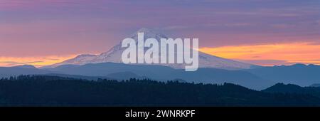 Ein breites 3:1 Panoramafoto von einem herrlichen Sonnenaufgang mit Blick auf Mount Hood, im Bundesstaat Oregon, nordwestlich der USA. Stockfoto