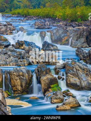 Ein vertikales 4:5-Foto mit einer langen Belichtung vom Great Falls Park, einem kleinen National Park Service (NPS)-Standort in Virginia, USA. Das Hotel liegt an der 800 Stockfoto