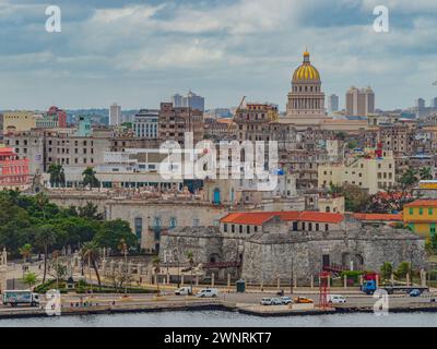 Havanna, Kuba - 10. Januar 2022 - Panoramablick über die Dächer von Havanna City in Kuba. Heruntergekommene Gebäude, meist im Kolonialstil, bieten ein besonderes Flair für Besucher und Touristen. Havanna Uferpromenade Stockfoto