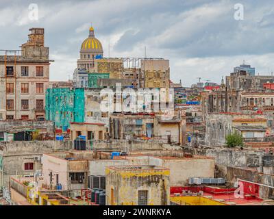 Havanna Stadtbild, Luftsicht. Blick von oben auf flache, rote Dächer auf ein typisches Haus in Havanna, Kuba. Lokale Volksarchitektur in Kuba. Haus der Familie mit niedrigem Einkommen in Havanna, Kuba Stockfoto