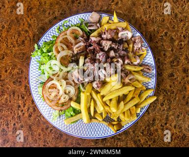 Babyoktopusse und pommes auf einem Teller Stockfoto