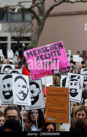 Bundesweite Gedenkdemonstration vier Jahre nach dem rassistischen Anschlag vom 19. Februar 2020 in Hanau - Gegen Rechte Terror in Deutschland - Sag ihre Namen - Rassistische Morde - Deutschland, GER, DEU Germany, Hanau, 17.02.2024 - Tausende gedenken der Attentat-Opfer von Hanau, setzen ein Zeichen gegen Rassismus und prangern Fehler der Behörden an. Die Demoteilnehmer versammelten sich am Kurt-Schumacher-Platz in Hanau-Kesselstadt und erreichten nach ca. Eine Stunde den Marktplatz der Hanauer Innenstadt. Hier fand die Abschlusskundgebung mit zahlreichen Angehörigen der Opfer statt. Name d Stockfoto