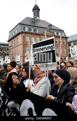 Bundesweite Gedenkdemonstration vier Jahre nach dem rassistischen Anschlag vom 19. Februar 2020 in Hanau - Gegen Rechte Terror in Deutschland - Sag ihre Namen - Rassistische Morde - Deutschland, GER, DEU Germany, Hanau, 17.02.2024 - Tausende gedenken der Attentat-Opfer von Hanau, setzen ein Zeichen gegen Rassismus und prangern Fehler der Behörden an. Die Demoteilnehmer versammelten sich am Kurt-Schumacher-Platz in Hanau-Kesselstadt und erreichten nach ca. Eine Stunde den Marktplatz der Hanauer Innenstadt. Hier fand die Abschlusskundgebung mit zahlreichen Angehörigen der Opfer statt. Name d Stockfoto