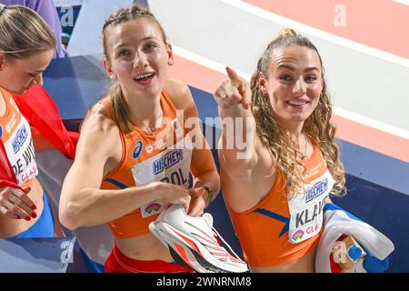 Goldmedaillengewinner Femke Bol und Lieke Klaver (NED) beim 4x400 m Staffelfinale der Frauen während der Leichtathletik-Hallenweltmeisterschaften 2024 am 4. März 2024 in der Emirates Arena in Glasgow Credit: Erik van Leeuwen/SCS/AFLO/Alamy Live News Stockfoto