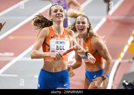 Goldmedaillengewinner Femke Bol und Lieke Klaver (NED) beim 4x400 m Staffelfinale der Frauen während der Leichtathletik-Hallenweltmeisterschaften 2024 am 4. März 2024 in der Emirates Arena in Glasgow Credit: Erik van Leeuwen/SCS/AFLO/Alamy Live News Stockfoto