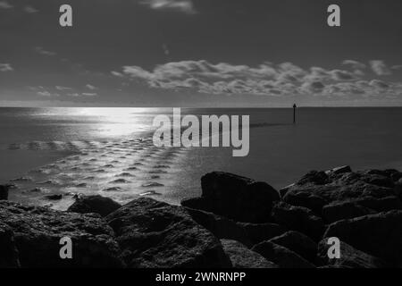 Beton-Groynes, die lokal als Cobbolds bekannt sind, weisen sich vom Felixstowe Beach in Suffolk England in die Nordsee. Februar 2024 Stockfoto