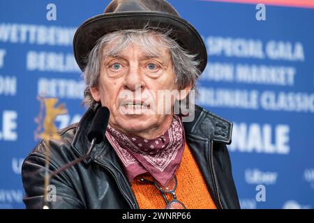 Paolo Rossi während der Pressekonferenz zum Film Gloria anlässlich der 74. Internationale Filmfestspiele Berlin. / Paolo Rossi während der Pressekonferenz zum Film Gloria anlässlich der 74. Internationalen Filmfestspiele Berlin. Schnappschuss-Fotografie/K.M.Krause *** Paolo Rossi während der Pressekonferenz zum Film Gloria anlässlich der 74. Internationalen Filmfestspiele Berlin Paolo Rossi während der Pressekonferenz zum Film Gloria anlässlich der 74. Internationalen Filmfestspiele Berlin Schnappschuss Fotografie K M Krause Stockfoto