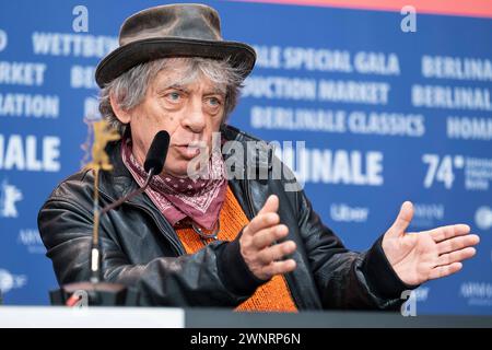 Paolo Rossi während der Pressekonferenz zum Film Gloria anlässlich der 74. Internationale Filmfestspiele Berlin. / Paolo Rossi während der Pressekonferenz zum Film Gloria anlässlich der 74. Internationalen Filmfestspiele Berlin. Schnappschuss-Fotografie/K.M.Krause *** Paolo Rossi während der Pressekonferenz zum Film Gloria anlässlich der 74. Internationalen Filmfestspiele Berlin Paolo Rossi während der Pressekonferenz zum Film Gloria anlässlich der 74. Internationalen Filmfestspiele Berlin Schnappschuss Fotografie K M Krause Stockfoto