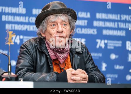 Paolo Rossi während der Pressekonferenz zum Film Gloria anlässlich der 74. Internationale Filmfestspiele Berlin. / Paolo Rossi während der Pressekonferenz zum Film Gloria anlässlich der 74. Internationalen Filmfestspiele Berlin. Schnappschuss-Fotografie/K.M.Krause *** Paolo Rossi während der Pressekonferenz zum Film Gloria anlässlich der 74. Internationalen Filmfestspiele Berlin Paolo Rossi während der Pressekonferenz zum Film Gloria anlässlich der 74. Internationalen Filmfestspiele Berlin Schnappschuss Fotografie K M Krause Stockfoto