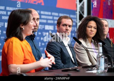 Camille Tricaud Produzentin, Tim Frohwein Philipp lahm-Stiftung, Fußballer Philipp lahm und Celia äaöic Schirmherr Berlinale trifft Fußball-Projekt während der Pressekonferenz zum Film Elf Mal Morgen anlässlich der 74. Internationale Filmfestspiele Berlin. / Camille Tricaud Produzent Tim Frohwein Philipp lahm-Stiftung, Fußballspieler Philipp lahm und Celia äaöic Schirmherrin des Berlinale meets Fußball Projektes während der Pressekonferenz zum Film Elf Mal Morgen anlässlich der 74. Internationalen Filmfestspiele Berlin. Schnappschuss-Fotografie/K.M.Krause *** Camille Tricaud Produzent , Tim Fr. Stockfoto