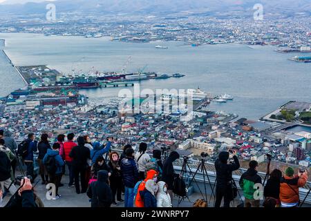 HAKODATE, JAPAN - 23. APRIL 2023: Touristenmassen auf dem Berg Hakodate mit Blick auf die Stadt Hakodate auf der nordjapanischen Insel Hokkaido AT Stockfoto