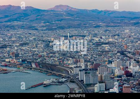 HAKODATE, JAPAN - 23. APRIL 2023: Die japanische Stadt Hakodate auf der Insel Hokkaido bei Sonnenuntergang Stockfoto