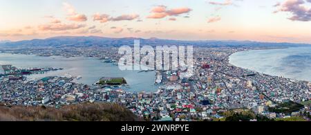 Panoramablick auf die Stadt Hakodate bei Sonnenuntergang (Hokkaido, Japan) Stockfoto