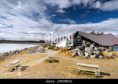 MT Cook Alpine Salmon Shop im Lake Pukaki Besucherzentrum, in dem lokal gezüchtete Süßwasser-Chinook-Lachsprodukte verkauft werden. Stockfoto