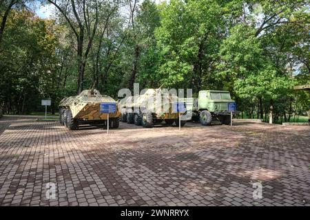 Ein paar sowjetische BTR pensionierte gepanzerte Personentransporter und ein Militärtransporter GAZ 66. Im Familienpark in Almaty, Kasachstan. Stockfoto