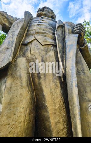 Niedriger Blick auf die große, goldgemalte Statue von Wladimir Lenin, mit gestrecktem rechten Arm. Der Muzey Pamyatnikov Sovetskoy Skul'ptury in der Squa Stockfoto