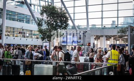 Flughafen Düsseldorf, Nordrhein Westfalen, Deutschland Europa - Impressionen am Flughafen - Warteschlangen am Check-in im Terminal und genervte Urlauber Gepäckabgabe, Flugsteig, Flugzeug, Abflug, Ankunft, Flugplan, Reisevorbereitung, Flughafenpersonal, Gate, Verspätung, Reisegruppe, Passkontrolle, Zollkontrolle, Gepäckband, Flughafenlounge, Duty-Free-Shop, Sicherheitspersonal, Boarding-Prozess, Flughafenbus, Rolltreppe, Gepäckwagen, Flugreisender, Reisegepäck, Reisepasskontrolle, Flugverspätung, Terminalgebäude, Passagierabfertigung, Flugziel, Flughafenterminal, Anzeigetafel, Reise, Flugreise ** Stockfoto