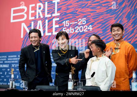 Regisseur Min Bahadur Bham, Schauspieler Thinley Lhamo, Sonam Topden, Tenzin Dalha und Karma Wangyal Gurung während der Pressekonferenz zum Film Shambala anlässlich der 74. Internationale Filmfestspiele Berlin. / Regisseur Min Bahadur Bham, Schauspieler Thinley Lhamo, Sonam Topden, Tenzin Dalha und Karma Wangyal Gurung während der Pressekonferenz zum Film Shambala anlässlich der 74. Internationalen Filmfestspiele Berlin. Schnappschuss-Fotografie/K.M.Krause *** Regisseur Min Bahadur Bham, Schauspieler Thinley Lhamo, Sonam Topden, Tenzin Dalha und Karma Wangyal Gurung während der Pressekonferenz für Th Stockfoto