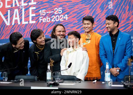 Regisseur Min Bahadur Bham, Schauspieler Thinley Lhamo, Sonam Topden, Tenzin Dalha, Karma Wangyal Gurung und Karma Shakya während der Pressekonferenz zum Film Shambala anlässlich der 74. Internationale Filmfestspiele Berlin. / Regisseur Min Bahadur Bham, Schauspieler Thinley Lhamo, Sonam Topden, Tenzin Dalha, Karma Wangyal Gurung und Karma Shakya während der Pressekonferenz zum Film Shambala anlässlich der 74. Internationalen Filmfestspiele Berlin. Schnappschuss-Fotografie/K.M.Krause *** Regisseur Min Bahadur Bham, Schauspieler Thinley Lhamo, Sonam Topden, Tenzin Dalha, Karma Wangyal Gurung und Karma Stockfoto