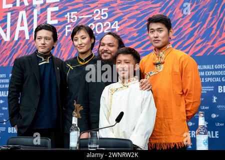 Regisseur Min Bahadur Bham, Schauspieler Thinley Lhamo, Sonam Topden, Tenzin Dalha und Karma Wangyal Gurung während der Pressekonferenz zum Film Shambala anlässlich der 74. Internationale Filmfestspiele Berlin. / Regisseur Min Bahadur Bham, Schauspieler Thinley Lhamo, Sonam Topden, Tenzin Dalha und Karma Wangyal Gurung während der Pressekonferenz zum Film Shambala anlässlich der 74. Internationalen Filmfestspiele Berlin. Schnappschuss-Fotografie/K.M.Krause *** Regisseur Min Bahadur Bham, Schauspieler Thinley Lhamo, Sonam Topden, Tenzin Dalha und Karma Wangyal Gurung während der Pressekonferenz für Th Stockfoto