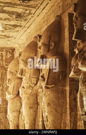 Skulpturen aus dem Großen Tempel von Ramesses II in Abu Simbel. Osiris-Säulen in der Hypostilhalle des Großen Tempels von Ramesses II Beliebte Ägypter Stockfoto