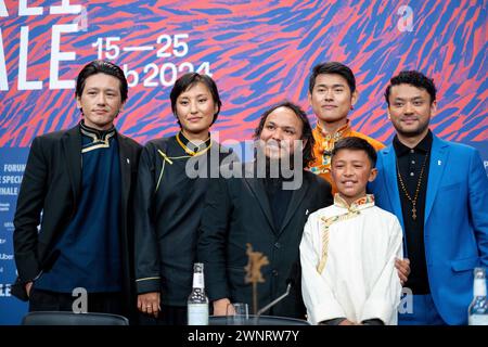 Regisseur Min Bahadur Bham, Schauspieler Thinley Lhamo, Sonam Topden, Tenzin Dalha, Karma Wangyal Gurung und Karma Shakya während der Pressekonferenz zum Film Shambala anlässlich der 74. Internationale Filmfestspiele Berlin. / Regisseur Min Bahadur Bham, Schauspieler Thinley Lhamo, Sonam Topden, Tenzin Dalha, Karma Wangyal Gurung und Karma Shakya während der Pressekonferenz zum Film Shambala anlässlich der 74. Internationalen Filmfestspiele Berlin. Schnappschuss-Fotografie/K.M.Krause *** Regisseur Min Bahadur Bham, Schauspieler Thinley Lhamo, Sonam Topden, Tenzin Dalha, Karma Wangyal Gurung und Karma Stockfoto