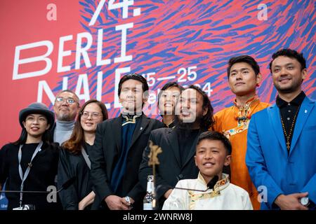 Regisseur Min Bahadur Bham, Schauspieler Thinley Lhamo, Sonam Topden, Tenzin Dalha, Karma Wangyal Gurung und Karma Shakya während der Pressekonferenz zum Film Shambala anlässlich der 74. Internationale Filmfestspiele Berlin. / Regisseur Min Bahadur Bham, Schauspieler Thinley Lhamo, Sonam Topden, Tenzin Dalha, Karma Wangyal Gurung und Karma Shakya während der Pressekonferenz zum Film Shambala anlässlich der 74. Internationalen Filmfestspiele Berlin. Schnappschuss-Fotografie/K.M.Krause *** Regisseur Min Bahadur Bham, Schauspieler Thinley Lhamo, Sonam Topden, Tenzin Dalha, Karma Wangyal Gurung und Karma Stockfoto