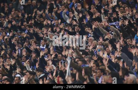Porto, Portugal. März 2024. Porto, 03/03/2024 - der Futebol Clube do Porto hat heute Abend Sport Lisboa und Benfica im Estádio do Dragão ausgetragen, in einem Spiel, das für die 24. Runde der I League 2023 zählt. Die Fans feiern die fünf goaIv (Ivan Del Val/Global Imagens) des FC Porto. Atlantico Press/Alamy Live News Stockfoto