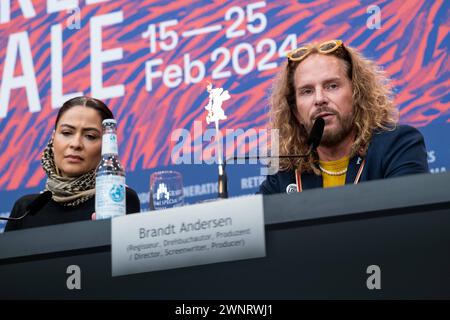 Regisseur Brandt Andersen und Schauspielerin Yasmine Al Massri während der Pressekonferenz zum Film The Strangers Case anlässlich der 74. Internationale Filmfestspiele Berlin. / Regisseur Brandt Andersen und Schauspielerin Yasmine Al Massri während der Pressekonferenz zum Film The Strangers Case anlässlich der 74. Internationalen Filmfestspiele Berlin. Schnappschuss-Fotografie/K.M.Krause *** Regisseur Brandt Andersen und Schauspielerin Yasmine Al Massri während der Pressekonferenz zum Film The Strangers Case anlässlich der 74. Internationalen Filmfestspiele Berlin Regisseur Brandt Andersen und Stockfoto