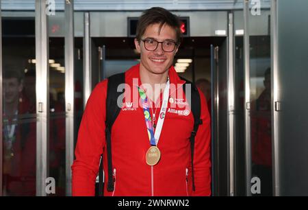 Charleroi, Belgien. März 2024. Der belgische Christian Iguacel wurde bei der Ankunft der Athletik-Hallenweltmeisterschaften in Glasgow, Schottland, Großbritannien, am Flughafen Charleroi Brüssel Süd in Charleroi am Sonntag, den 3. März 2024, dargestellt. Belgien gewann drei Goldmedaillen und eine Bronzemedaille bei den Weltmeisterschaften in der Halle. BELGA PHOTO VIRGINIE LEFOUR Credit: Belga News Agency/Alamy Live News Stockfoto