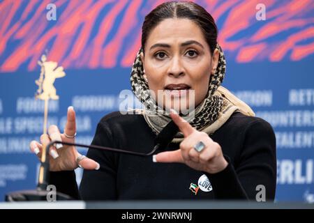 Schauspielerin Yasmine Al Massri während der Pressekonferenz zum Film The Strangers Case anlässlich der 74. Internationale Filmfestspiele Berlin. / Schauspielerin Yasmine Al Massri während der Pressekonferenz zum Film The Strangers Case anlässlich der 74. Internationalen Filmfestspiele Berlin. Schnappschuss-Fotografie/K.M.Krause *** Schauspielerin Yasmine Al Massri während der Pressekonferenz zum Film The Strangers Case anlässlich der 74. Internationalen Filmfestspiele Berlin Schauspielerin Yasmine Al Massri während der Pressekonferenz zum Film The Strangers Case anlässlich der 74. BE Stockfoto