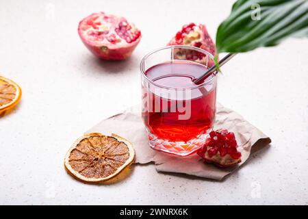 Gesundheit im Glas - Granatapfelsaft mit rustikalem Charme. Stockfoto