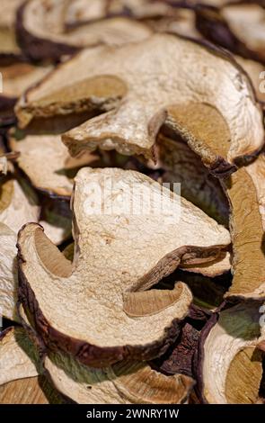 Eine Menge getrockneter, geschnittener Schweinepilze, Nahaufnahme, abstrakter Essenshintergrund Stockfoto