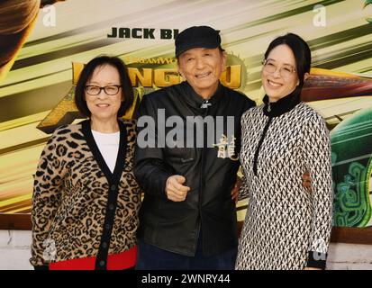 LOS ANGELES, KALIFORNIEN - 03. MÄRZ: James Hong (C) und Gäste nehmen an der Premiere von Universal Pictures 'Kung Fu Panda 4' im AMC The Grove 14 auf Marc Teil Stockfoto