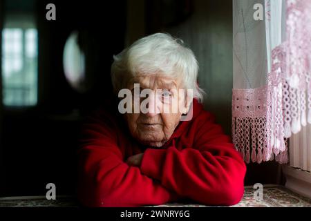 Porträt einer traurigen älteren grauhaarigen Frau. Stockfoto