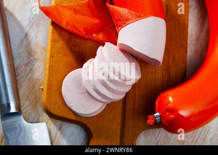 Mortadela Wurst in Scheiben geschnitten auf einer Holzoberfläche Stockfoto