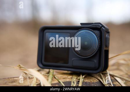 Nahaufnahme einer modernen Action-Kamera auf dem Boden i der Natur. Tragbares Gerät für Video-Blogging-Abenteuer und extreme Sportaufnahmen Stockfoto