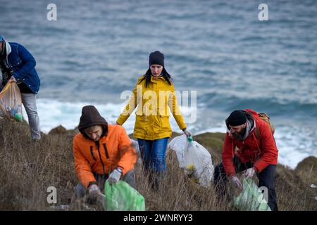 Gruppe von Aktivisten, die Müll am Ufer aufsammeln. Flusspflege. Umweltverschmutzung, Öko-Aktivismus. Und Plogging-Konzept. Stockfoto