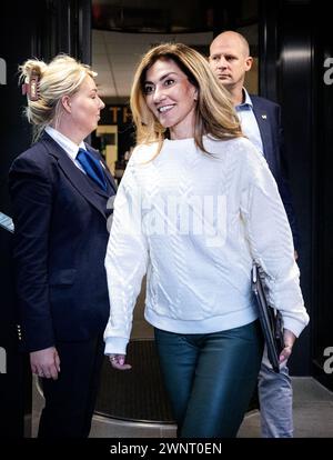 DIE HAAG - Dilan Yesilgoz (VVD) kommt zu einer neuen Gesprächsrunde mit dem Informanten Kim Putters. ANP RAMON VAN FLYMEN niederlande aus - belgien aus Stockfoto