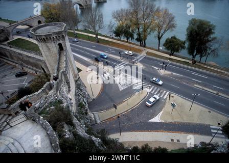 Teil der Mauer, die die Stadt und die Rhone in Avignon, Frankreich, umgibt. Stockfoto