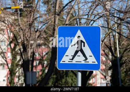 Fußgängerüberquerung oder Crosswalk-Schild aus nächster Nähe Stockfoto